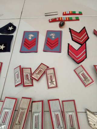 Lotto distintivi militari e nastrini