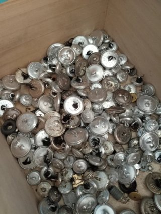 Lotto distintivi militari e nastrini