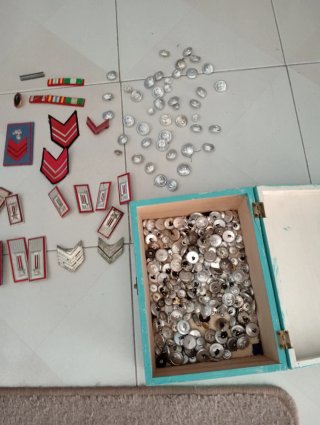Lotto distintivi militari e nastrini