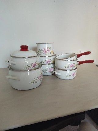 Set di stoviglie in porcellana con fiori