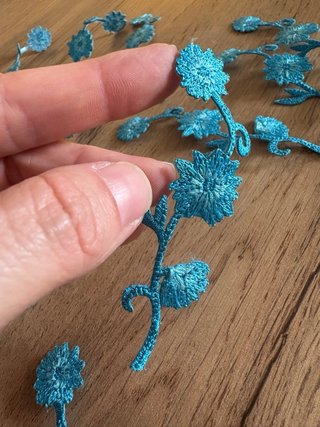 Set di applicazioni floreali per abbigliamento blu