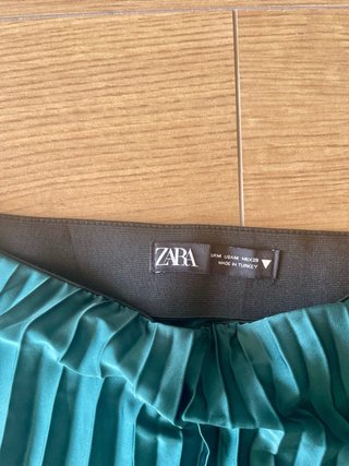 Falda plisada verde oscuro Zara Talla M