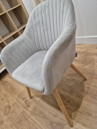 Silla terciopelo gris patas madera