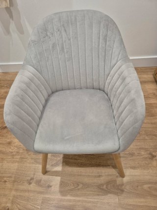 Silla terciopelo gris patas madera