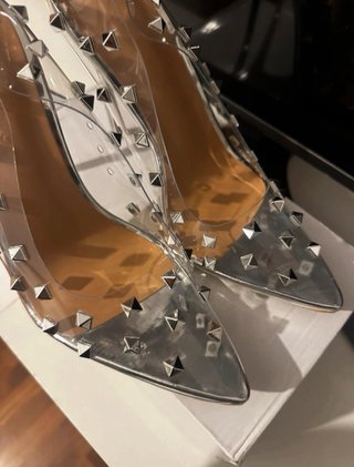 Zapatos tacón transparentes plateados tachuelas