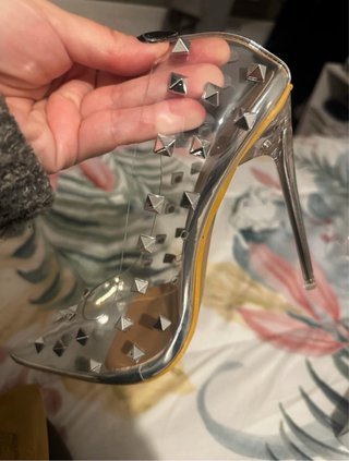 Zapatos tacón transparentes plateados tachuelas