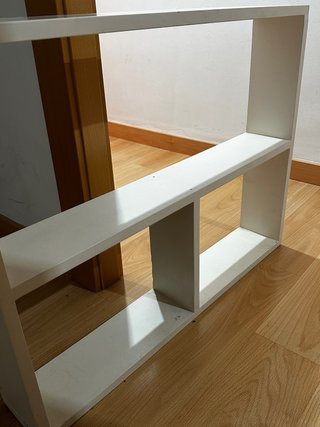 Estantería blanca de madera para pared