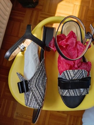 Sandalias lazo negro tacón medio hebilla
