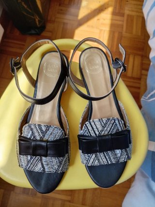 Sandalias lazo negro tacón medio hebilla
