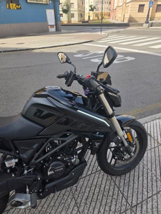Voge 125R Negra 2000km