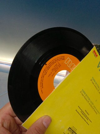2 singles Viola Wills, Tune In For Lovin' y mas