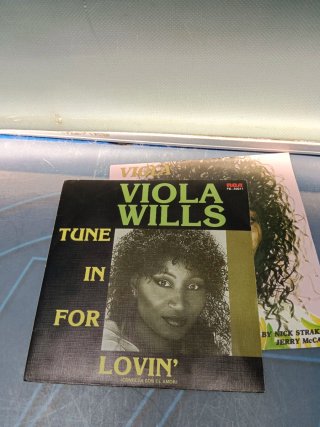 2 singles Viola Wills, Tune In For Lovin' y mas
