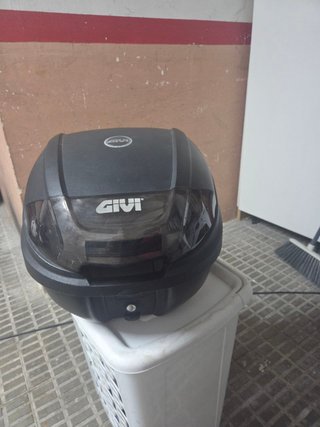 Baúl Givi con base para moto