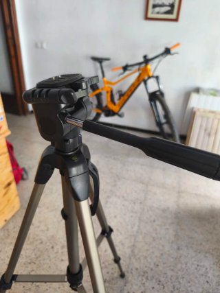 Trípode para cámara con funda.