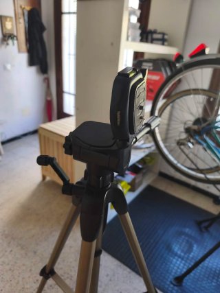 Trípode para cámara con funda.