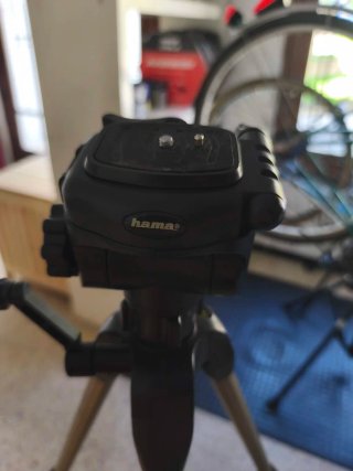 Trípode para cámara con funda.