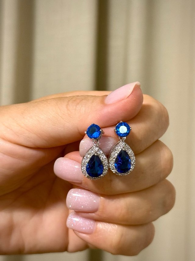 Pendientes en forma de lágrima estilo zafiro