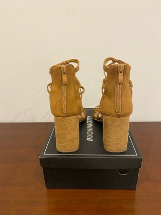 Sandalias de tacón marrón