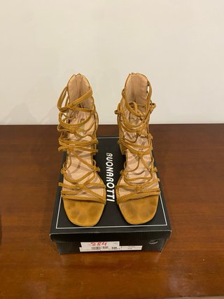 Sandalias de tacón marrón