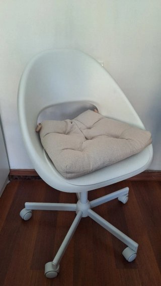 Silla giratoria blanca regulable