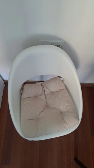 Silla giratoria blanca regulable
