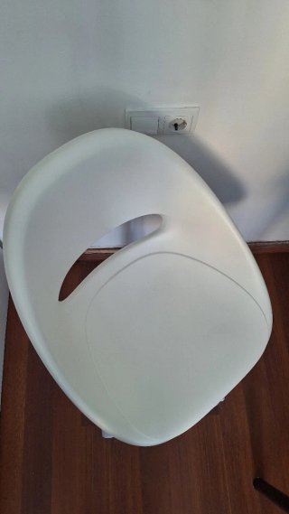 Silla giratoria blanca regulable