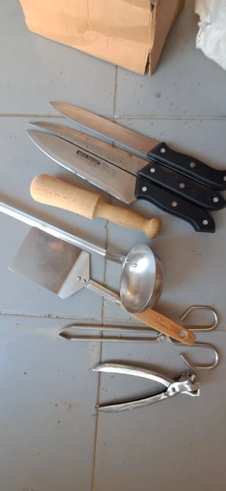Surtido de menaje de cocina metálico
