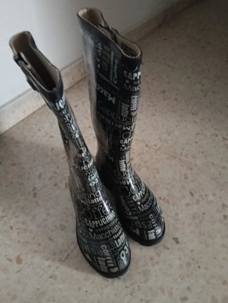 Botas de agua negras con estampado de café