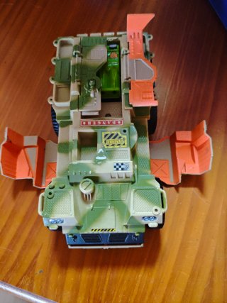 Tanque de juguete militar camuflaje