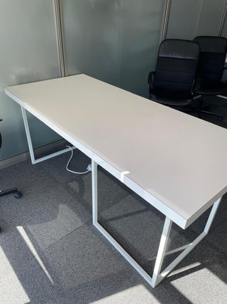 Mesa de oficina moderna cristal y metal