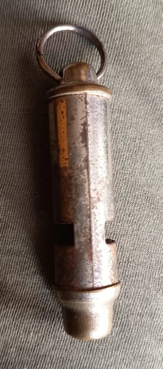 Antiguo silbato metálico inglés