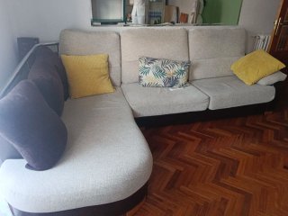 Sofá chaise longue beige y marrón