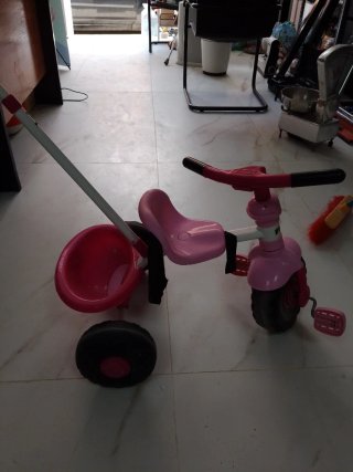 Triciclo infantil rosa con empujador