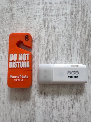 Pendrives Toshiba y con diseño cartel de hotel 8GB