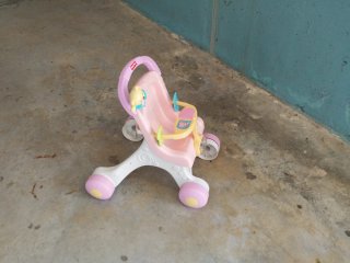 Sillita de juguete rosa y blanca