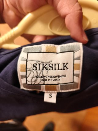 Camiseta SikSilk azul y rosa