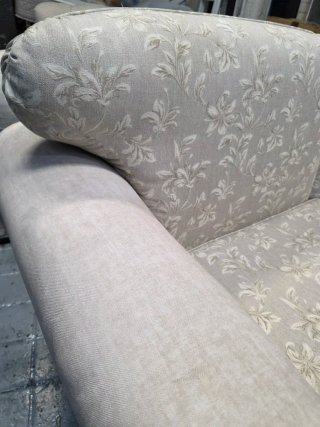 Sofá 2 plazas beige floral seminuevo