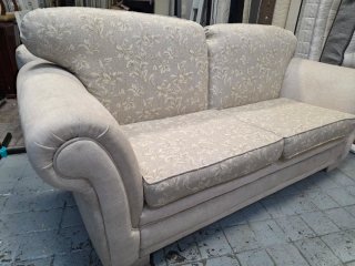 Sofá 2 plazas beige floral seminuevo