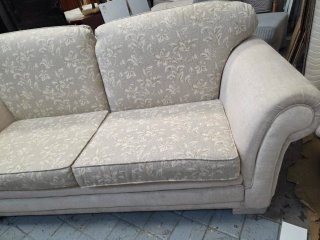 Sofá 2 plazas beige floral seminuevo