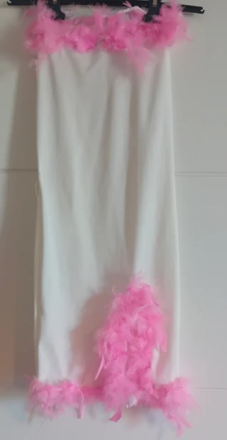 Vestido blanco con plumas rosas