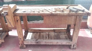 Banco carpintero y herramientas madera