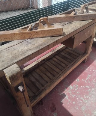 Banco carpintero y herramientas madera