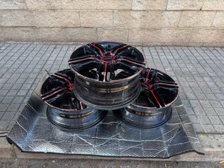 Llantas Ronal Negras con Borde Rojo