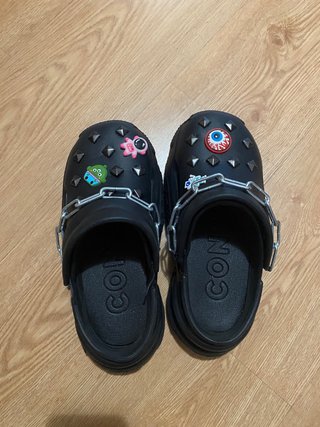 Zuecos plataforma Crocs negros con cadena