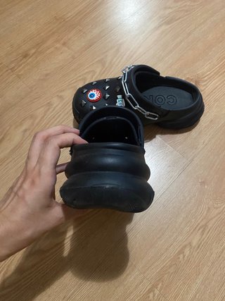 Zuecos plataforma Crocs negros con cadena