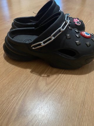 Zuecos plataforma Crocs negros con cadena