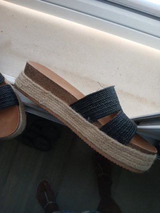 Sandalias plataforma negras y beige el  esparto