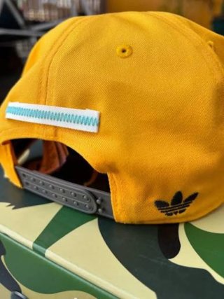 Gorra Adidas x Bad Bunny x Mercedes-AMG Petronas.