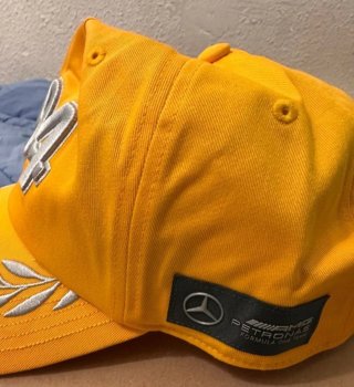 Gorra Adidas x Bad Bunny x Mercedes-AMG Petronas.