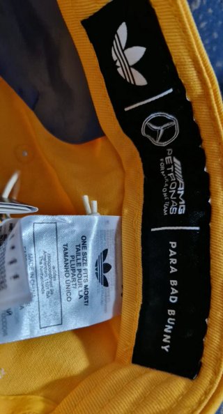 Gorra Adidas x Bad Bunny x Mercedes-AMG Petronas.